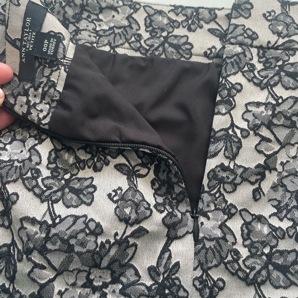 Ann Taylor Black and Gray Floral Pencil Skirt - Picture 5 of 6